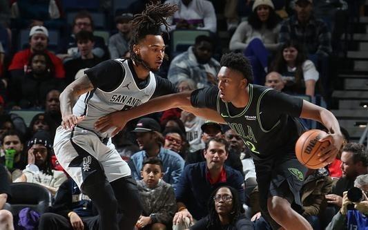 哈珀22+6奎因33+10+10马刺送鹈鹕7连败