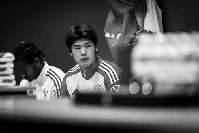 噩耗足坛再出国安小将悲剧：前阿森纳球员头部被撞后去世仅21岁