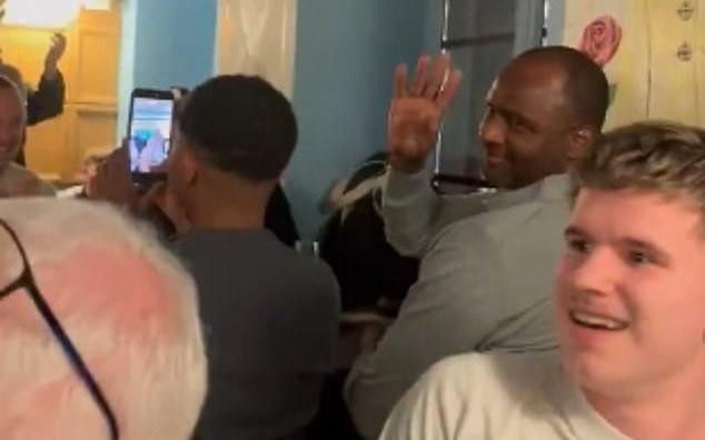 水晶宫与斯特拉斯堡赛前，维埃拉现身法国酒吧和球迷一起观战