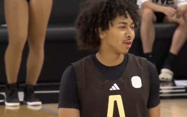 炸裂！朱正社媒晒篮下隔扣对手内线球员网友调侃“直升机”弹跳