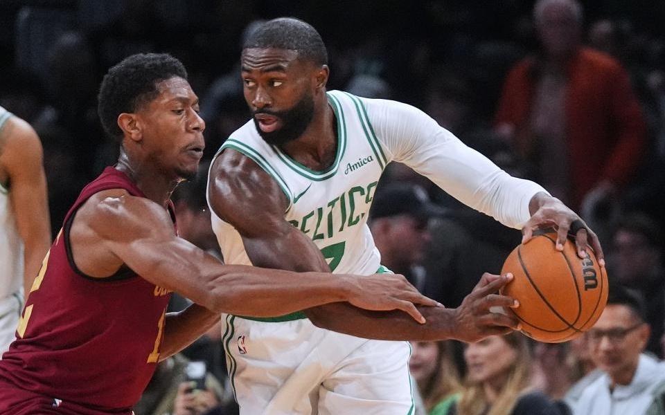 狂轰21三分！绿军8人上双爆冷大胜骑士布朗30分单节18分