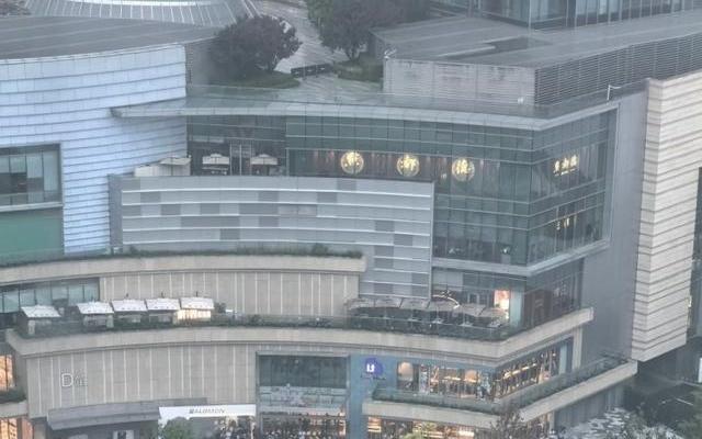 风雨无阻！成都突降暴雨球迷仍冒雨在詹姆斯中国行活动现场等候