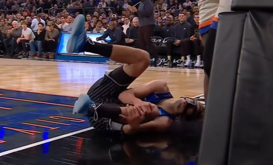 小瓦格纳重伤！尝试空接遭对手犯规摔倒左腿无法承重被搀扶离场