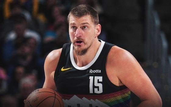 手到擒来，约基奇超越张伯伦成为单场砍30+15+10第二多的球员