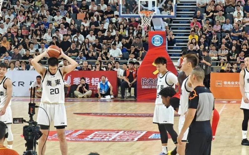 广东队8分大胜美国队，胡明轩5分低迷，赵睿受伤，徐杰复出最强