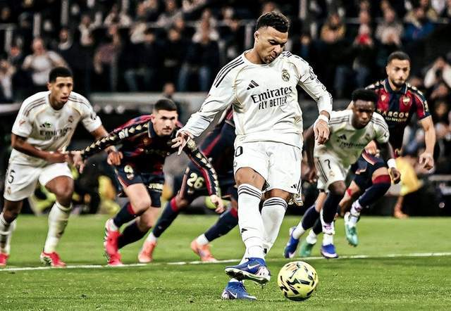 皇马球迷喝倒彩：90分钟狂嘘高喊佛爷下课！主场如同客场