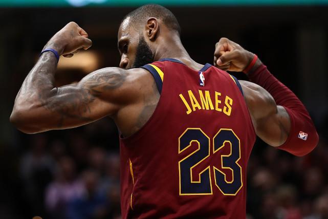 NBA十年FMVP榜公布！詹姆斯被捧上神坛库里拼命夺冠仍遭轻视