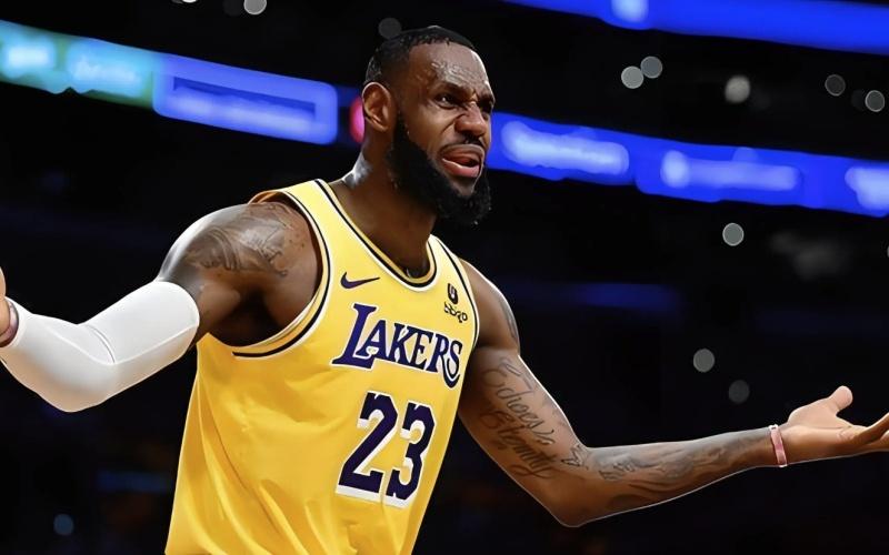 41岁詹皇躺赢一把！2场打64分钟输13分，休息32分钟队友净胜29分