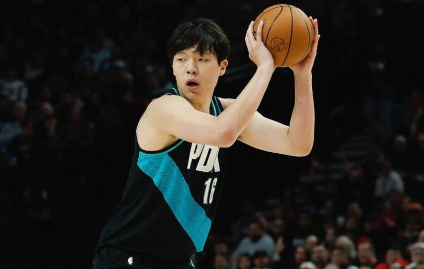 开拓者1分遭绝杀！可怕的不是杨瀚森得2分，而是连轮换出场达不到