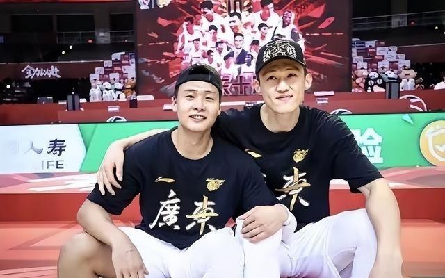 老六杜锋率广东队为队长周鹏庆生,赵睿联手训练师拍蛋糕得意大笑