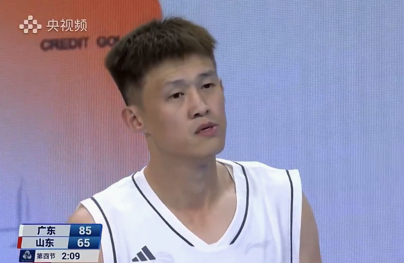 看了周鹏摊手后又推人的暴躁举动，才发现，广东想冲金还差点火候